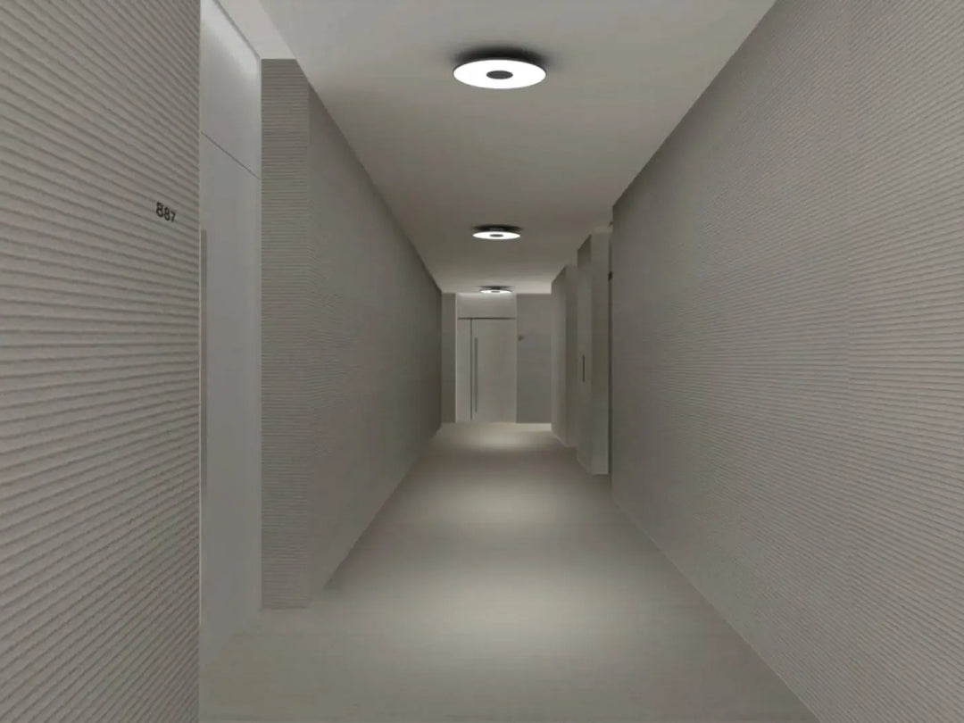 Circa Flush posée au plafond d'un couloir