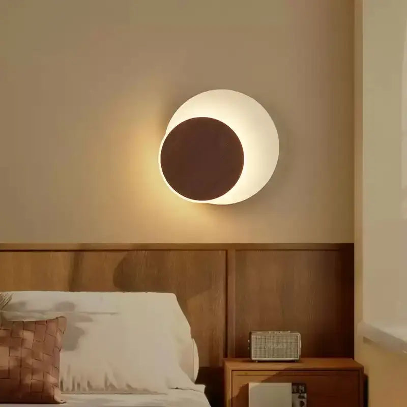Applique murale circulaire LED avec rond en bois marron

