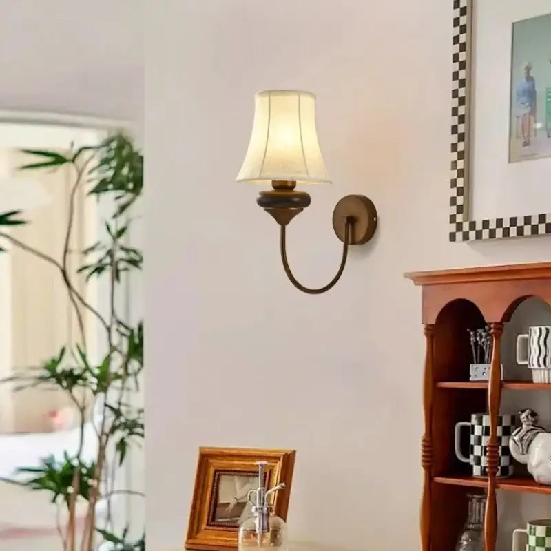 Applique murale classique en métal bronze avec un abat-jour en lin