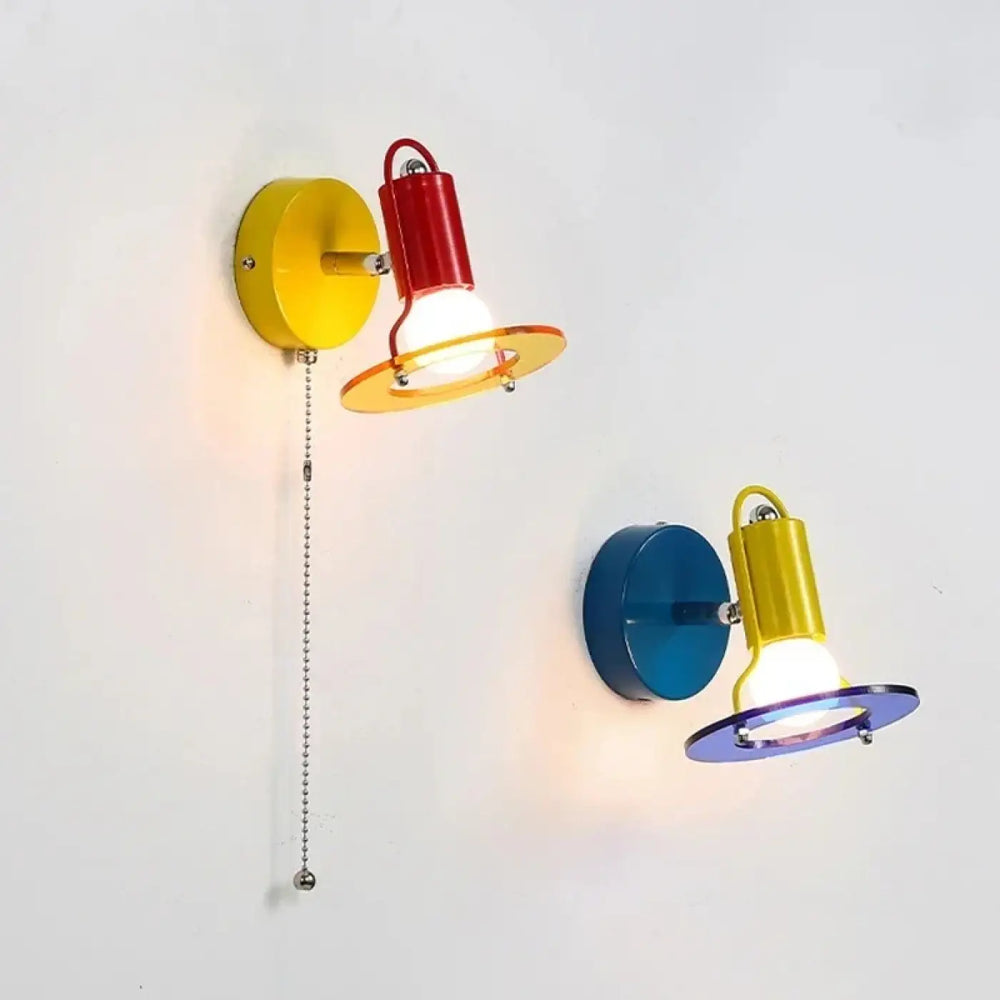 Applique murale colorée vinty avec bases circulaires jaunes et bleues et abat-jours translucides orange et violet