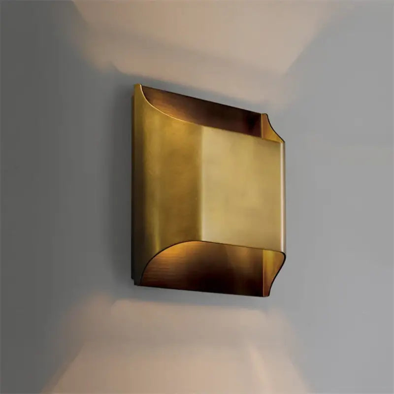 Applique Murale Contemporaine Carrée Sculpturale Dorée
