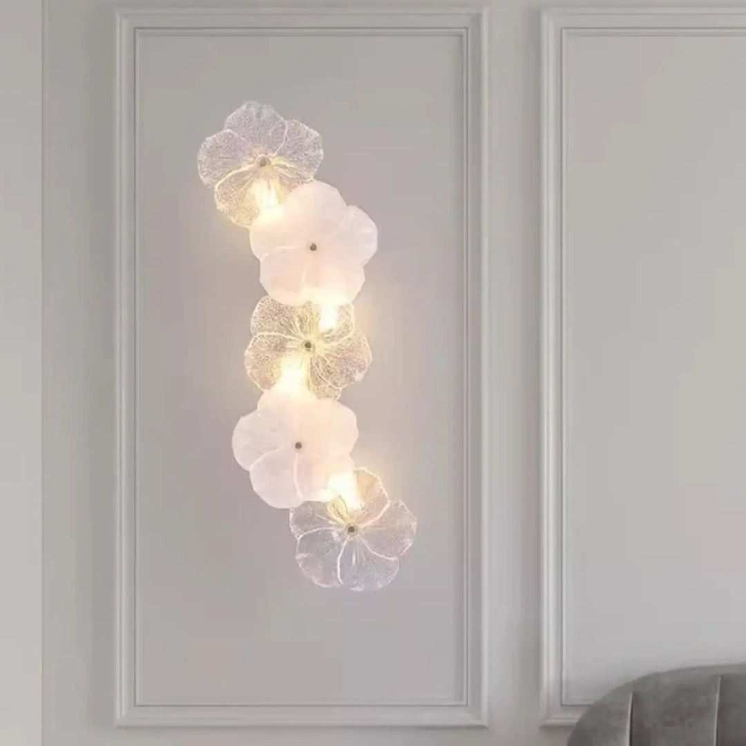 Applique murale kaluna contemporaine avec cinq fleurs en verre translucide blanc doux et centre doré subtil