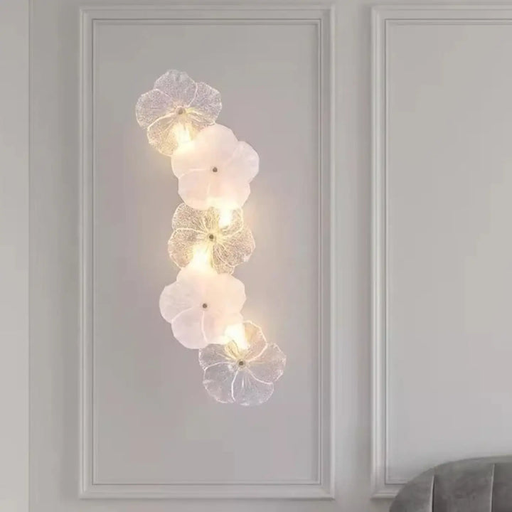 Applique murale kaluna contemporaine avec cinq fleurs en verre translucide blanc doux et centre doré subtil