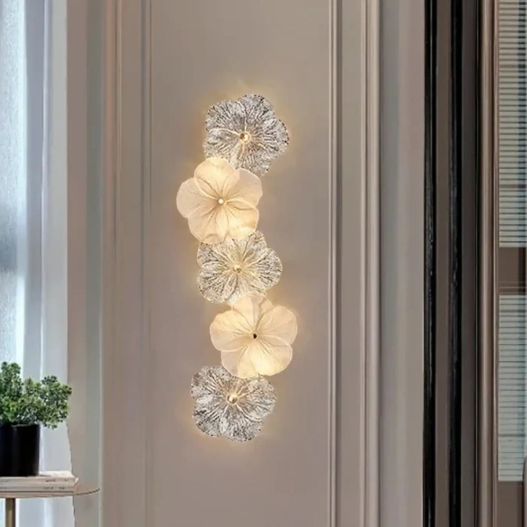 Applique murale contemporaine kaluna avec cinq éléments en verre en forme de fleur blanc givré et argent scintillant