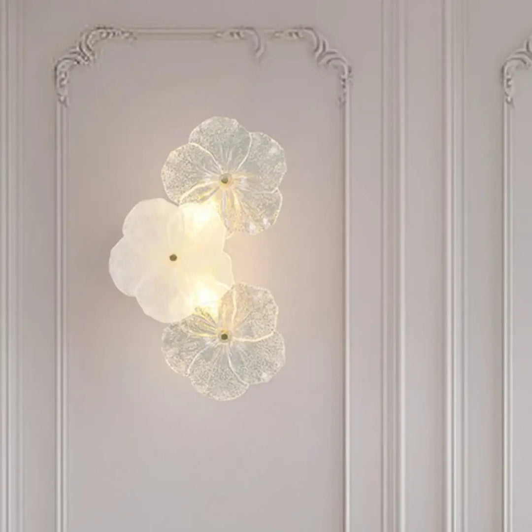 Applique murale kaluna en verre translucide avec trois fleurs lumineuses à pétales texturés murale contemporaine