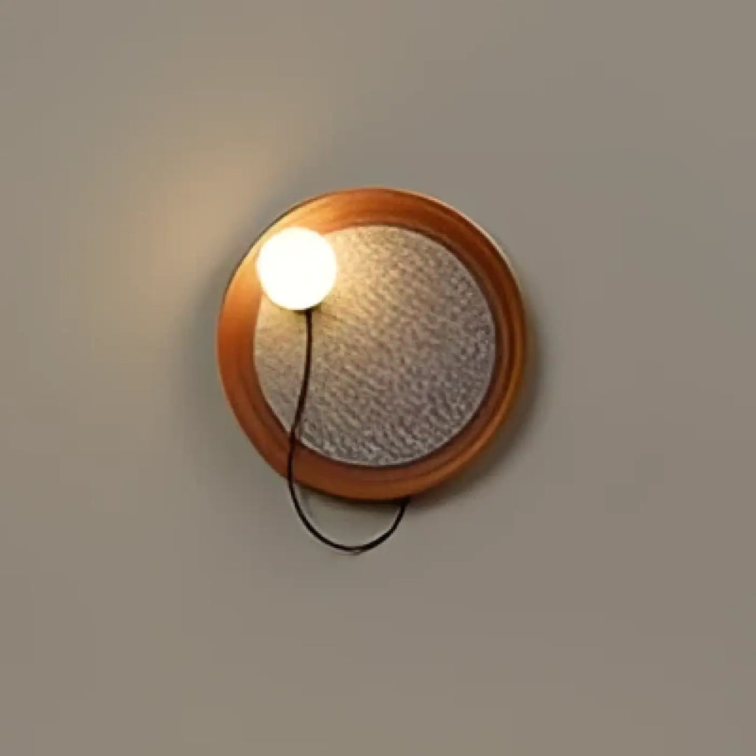 Applique murale contemporaine circulaire avec cadre en bois chaud et verre dépoli orluna avec ampoule visible