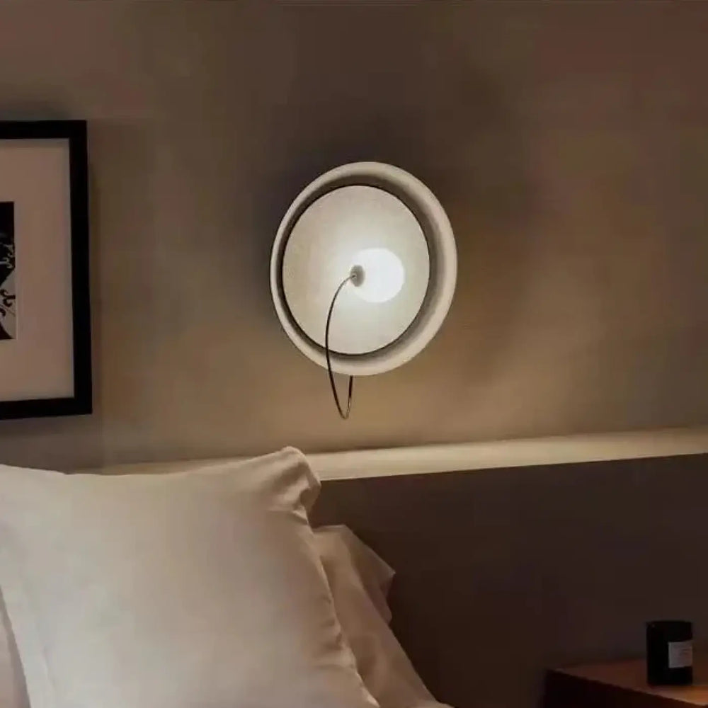 Applique murale contemporaine orluna blanche circulaire avec design minimaliste et éclairage dambiance doux