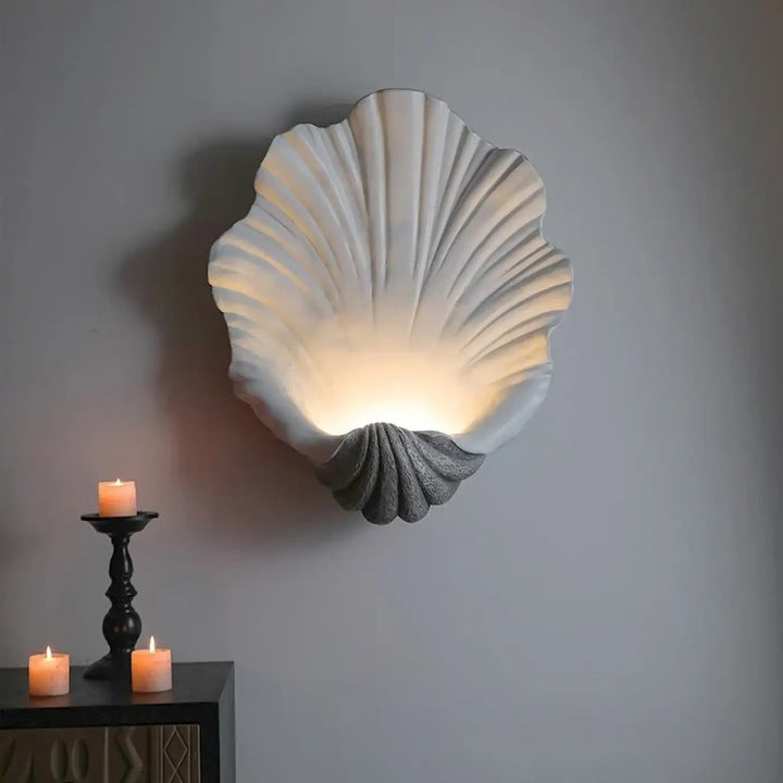 Applique murale coquillage blanche avec base texturée grise et éclairage chaud intérieur modèle TIAUIA plus qu’un luminaire