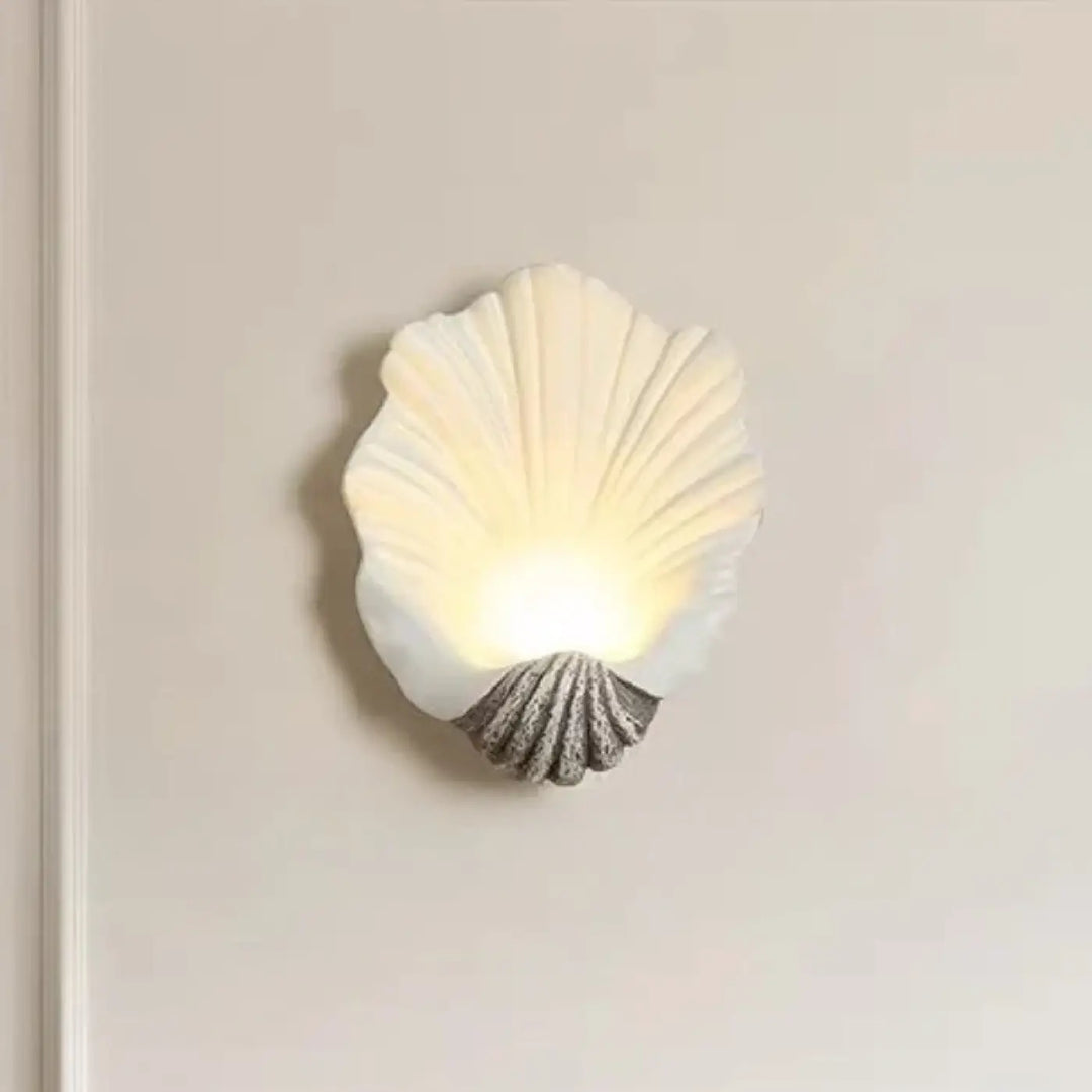Applique murale TIAUIA coquillage off-white avec base grise texturée éclaire chaleureusement