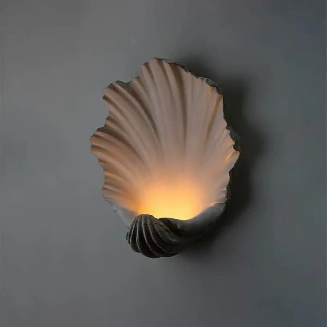 Applique murale coquillage tiauia en forme de coquille détaillée off-white avec base gris foncé et lumière chaude