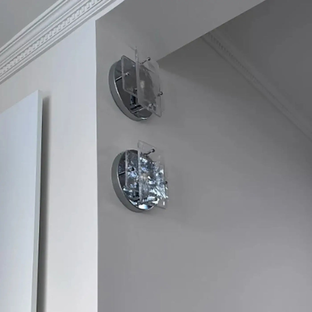 Applique murale couleur chrome avec façade en verre 