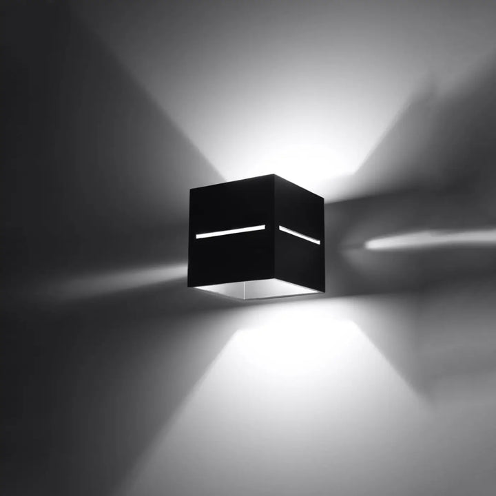 Applique murale noire en aluminium épais avec deux bandes led horizontales émises sur vingt centimètres