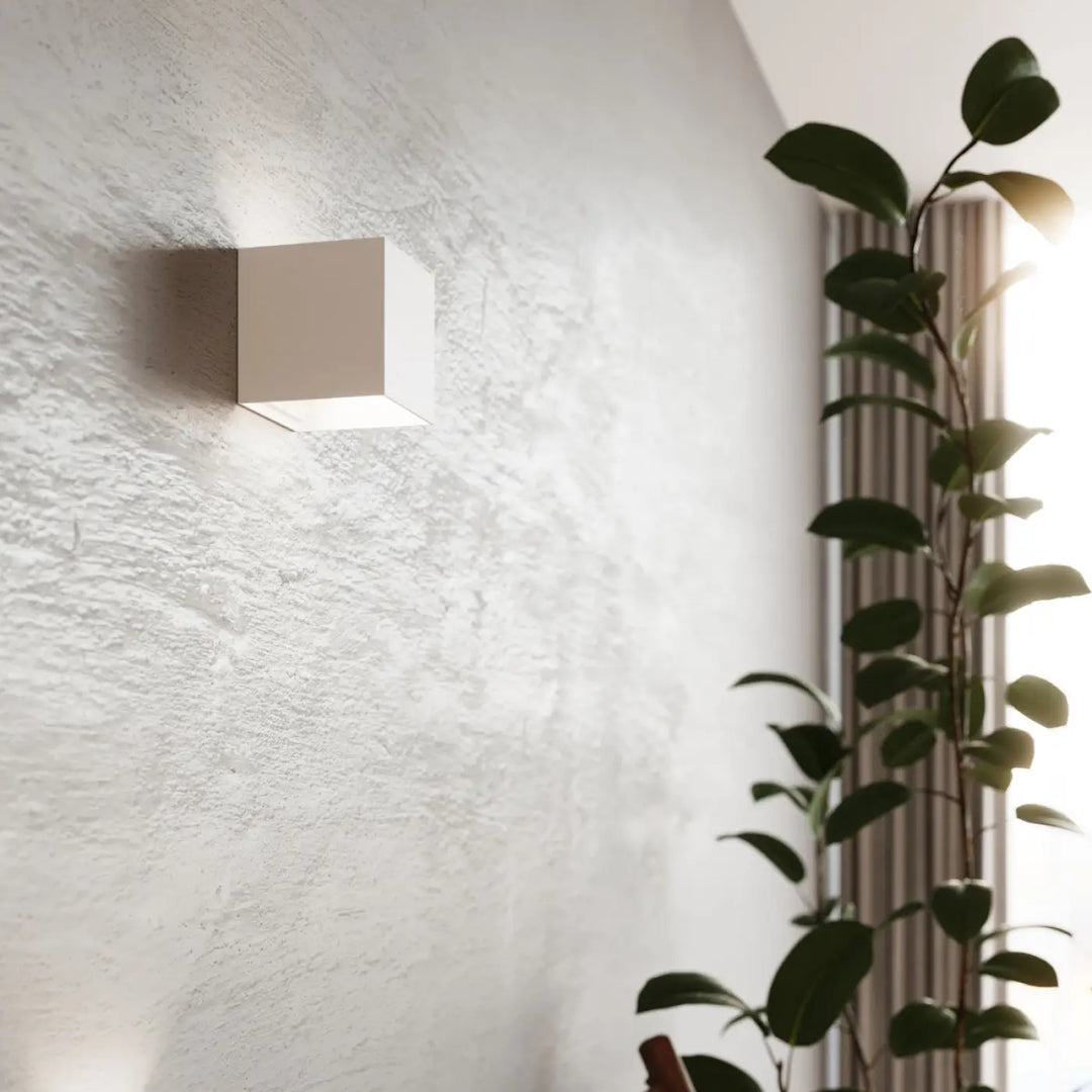 Applique luca carré blanc minimaliste avec led ip54 pour efficacité énergétique et design moderne mural