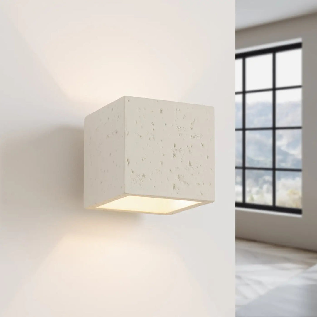 Applique Murale beige allumée, vue rapprochée