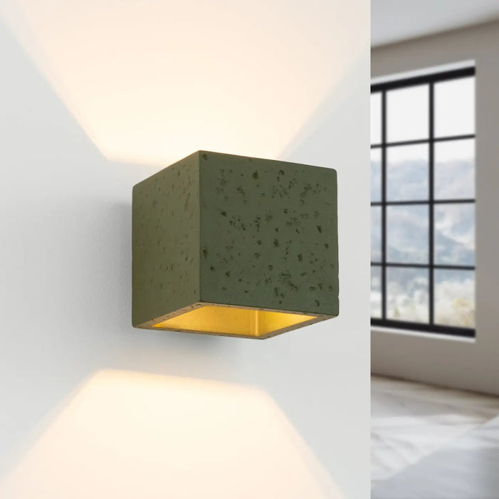 Applique Murale vert olive allumée, vue rapprochée