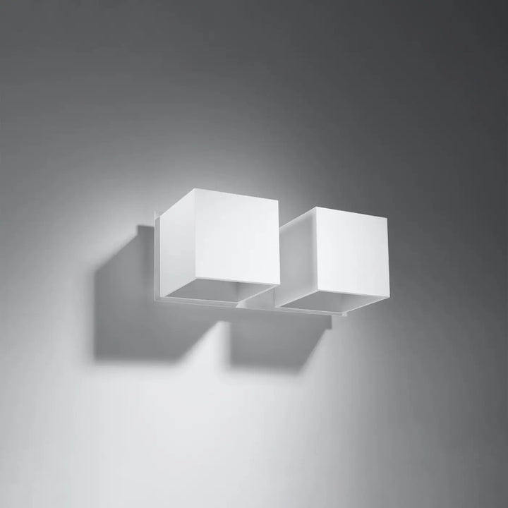 Applique murale quad en blanc moderne double cube avec design minimaliste adapté pour éclairage intérieur vert olive