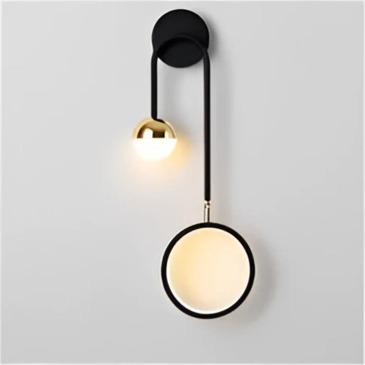 Applique murale orialis design noir et or avec bras courbé et deux anneaux suspendus lumineux
