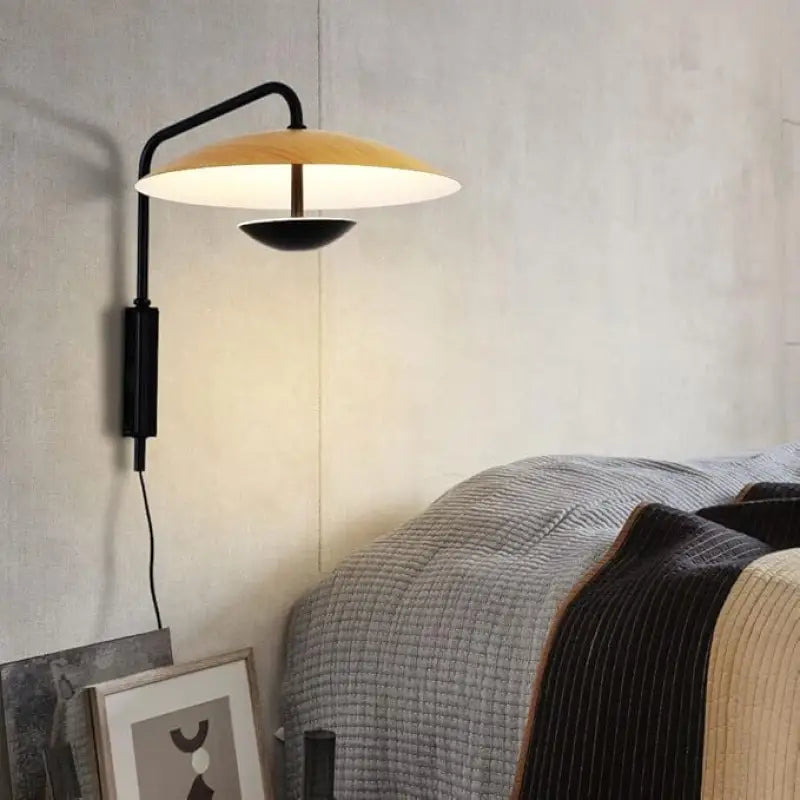 Applique murale design en bois clair et métal noir moderne