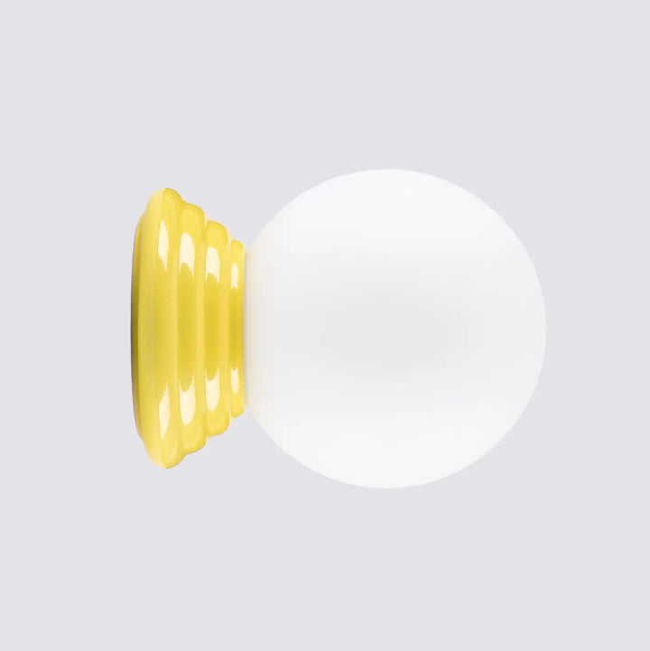 Applique murale lampe zori avec base jaune nervurée brillante et globe en verre blanc pour belle décoration intérieure aux qualités esthétiques