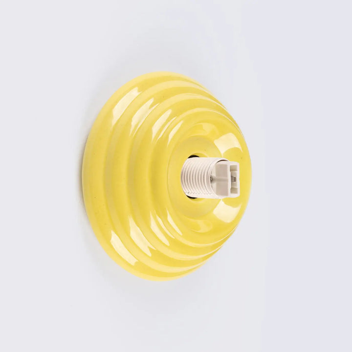 Applique murale zori jaune en céramique vibrante avec design en anneaux pour une belle décoration et qualités esthétiques
