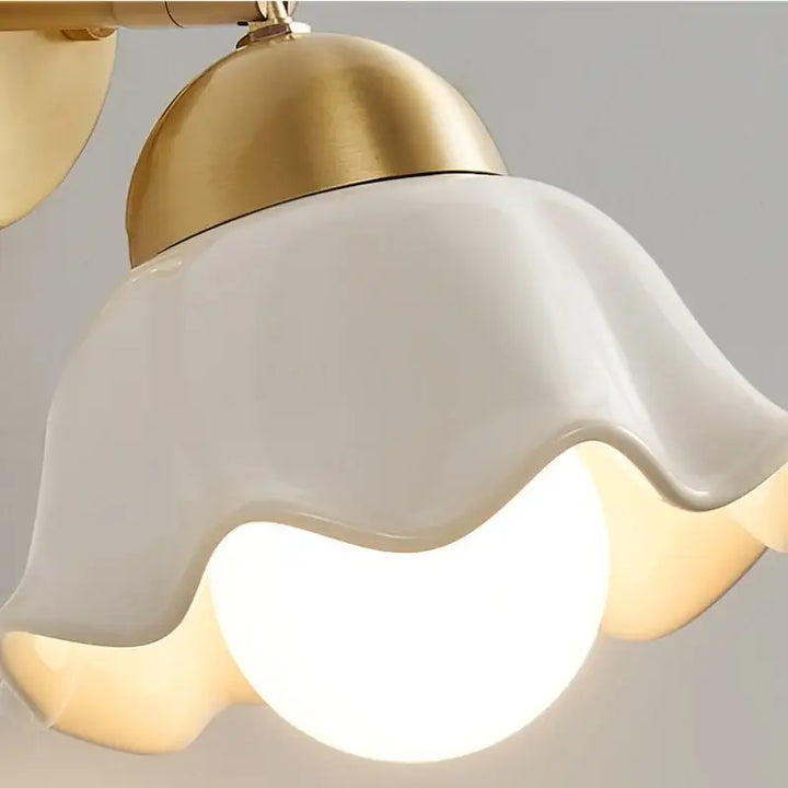 Applique murale design doré et verre blanc en forme de fleur