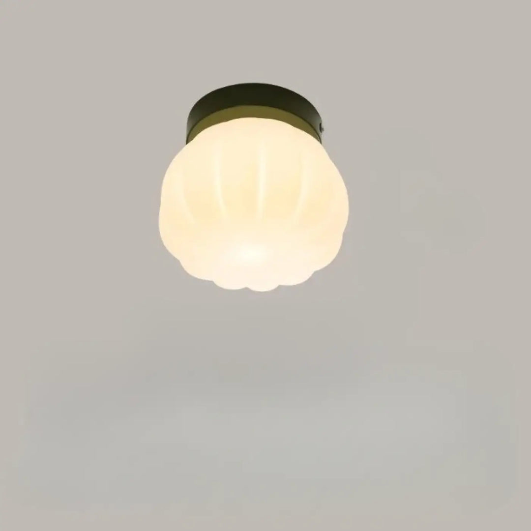 Applique murale puffo avec abat-jours arrondis en verre dépoli et base métal sombre pour un murale design doux