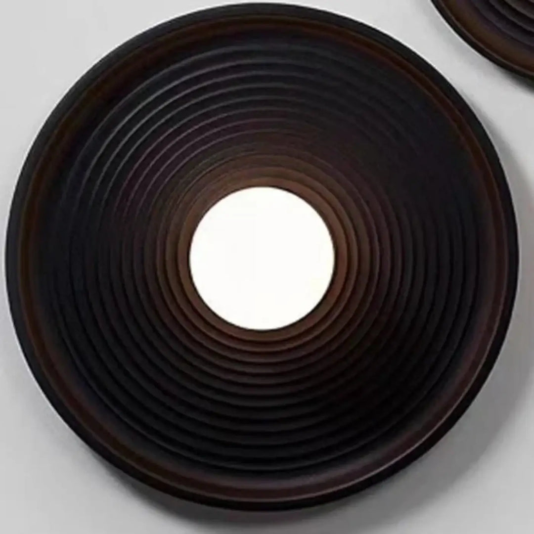 Applique murale vertigo circulaire brun foncé avec lumière douce centrale et design élégant à anneaux concentriques
