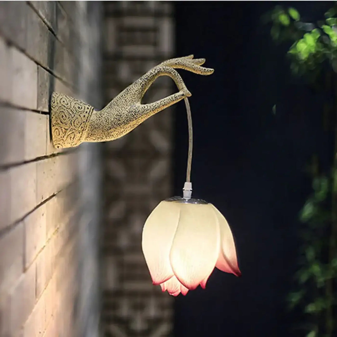 Applique murale artus en forme de main dorée avec design floral tenant une lumière douce en forme de lotus