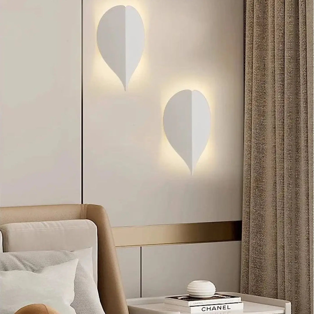 Deux appliques murales halys blanches minimalistes en forme de feuille diffusant une lumière chaude douce