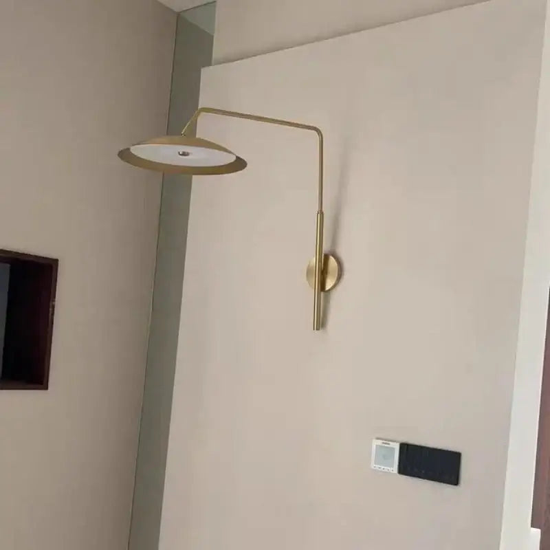 Applique murale design en laiton à bras élancé moderne