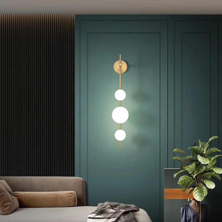 Applique murale design en métal avec boules suspendues blanches