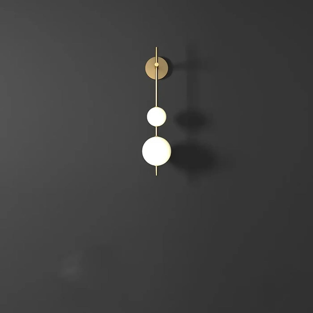 Applique murale design en métal avec boules suspendues blanches