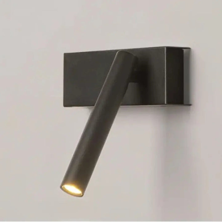 Applique murale fokus en finition mate noire avec bras ajustable et design angulaire pour intérieur contemporain