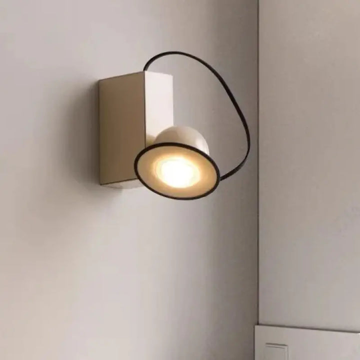 Applique design moderne compacte en métal beige vert rouge