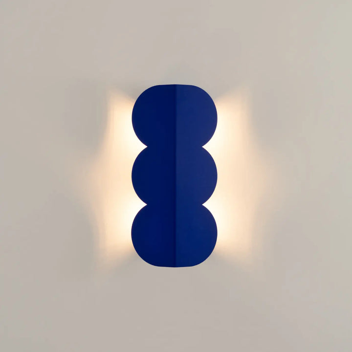 Applique murale biscuit outremer en bleu marine composee d’une lampe avec forme ondulée caractéristique moderne