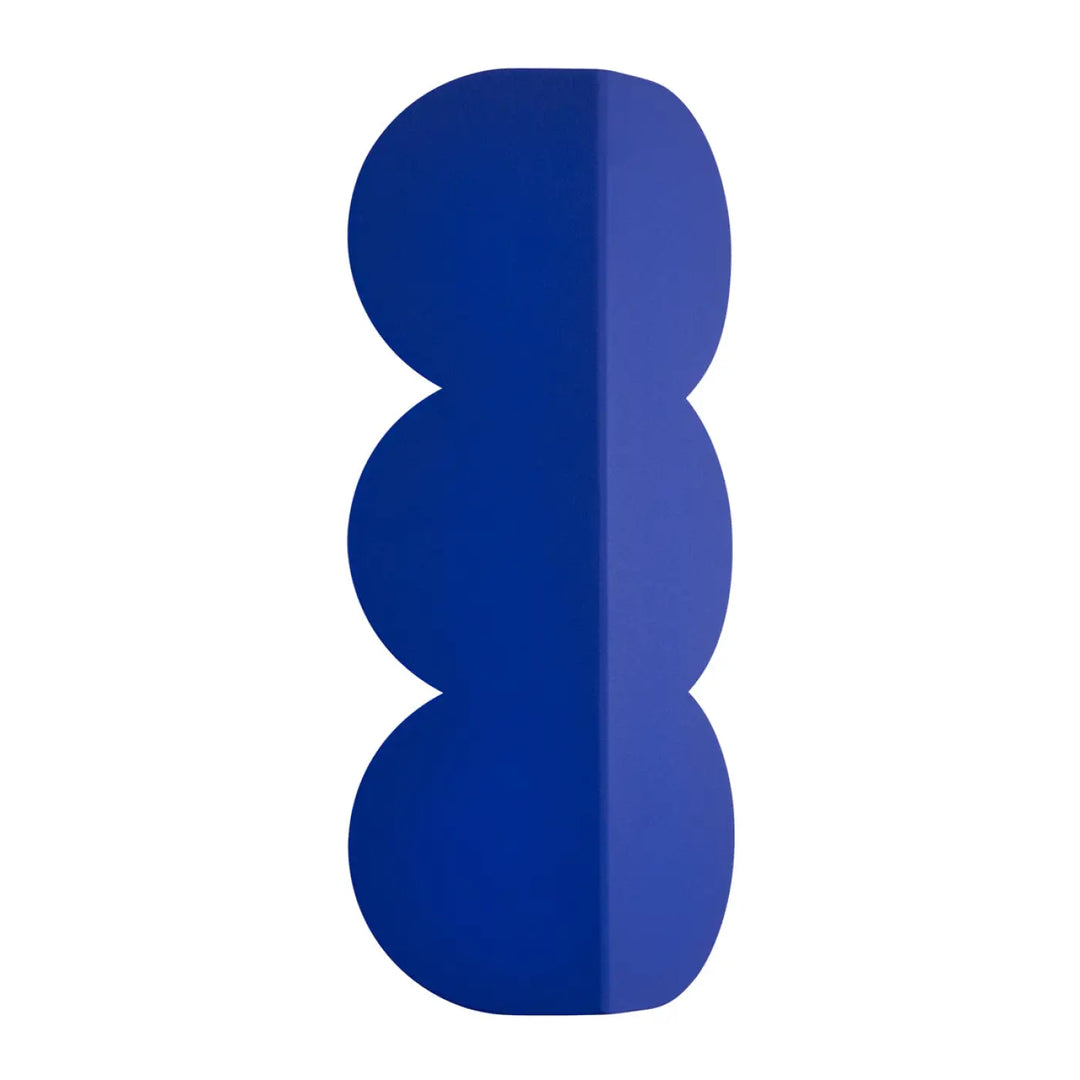 Applique murale biscuit outremer en silicone bleu lisse avec forme ondulée caractéristique compose d’une lampe élégante