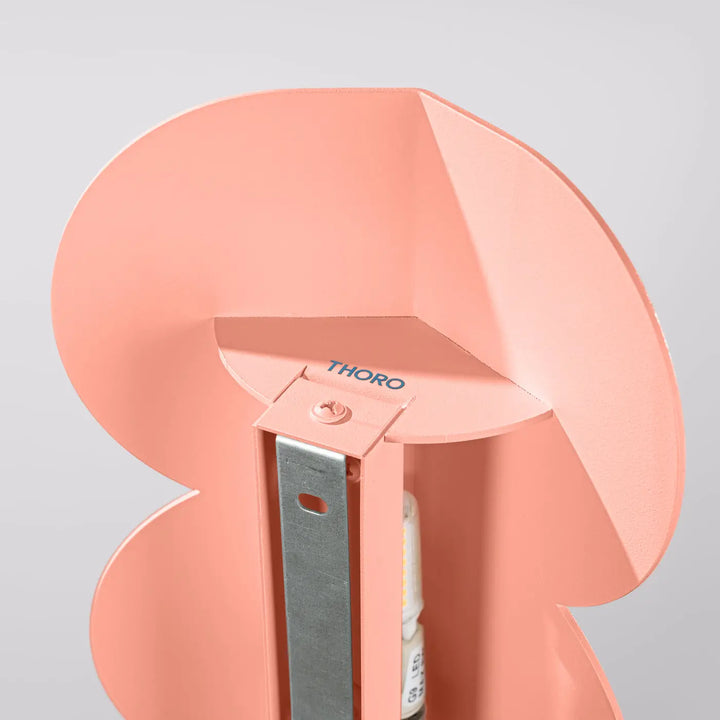Applique murale biscuit peach compose dune lampe pastel rose avec forme ondulée caractéristique et support métallique élégant