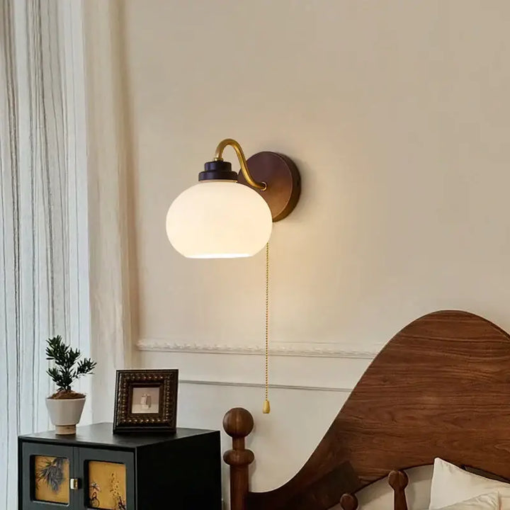 Applique murale design rétro en bois et verre opalin épuré