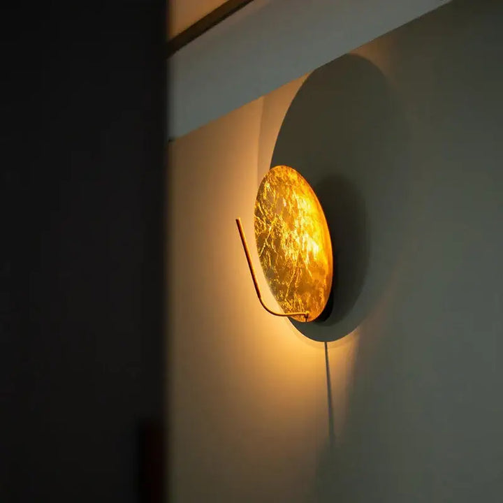 Applique Murale Design Ronde Dorée Effet Lune Élégante

