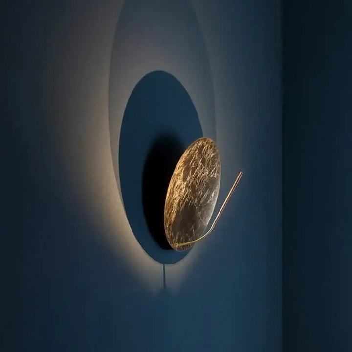 Applique Murale Design Ronde Dorée Effet Lune Élégante

