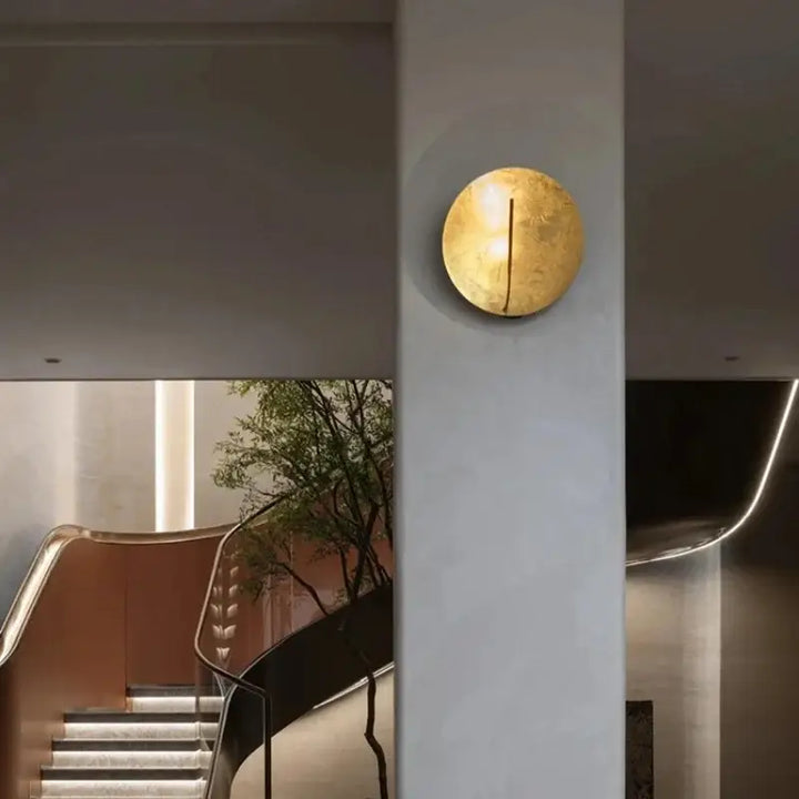 Applique Murale Design Ronde Dorée Effet Lune Élégante

