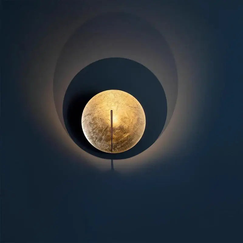 Applique Murale Design Ronde Dorée Effet Lune Élégante


