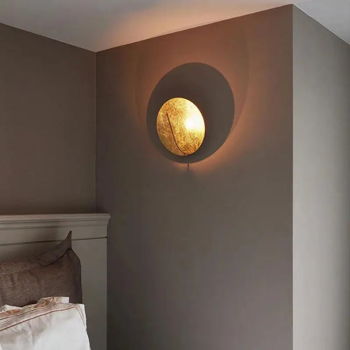 Applique Murale Design Ronde Dorée Effet Lune Élégante

