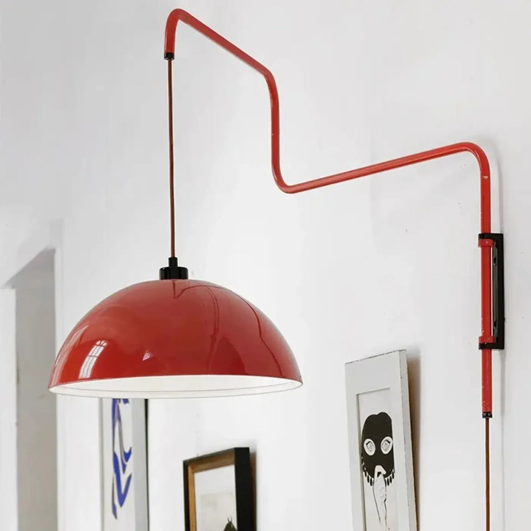 Applique murale design rouge avec bras articulé au style moderne