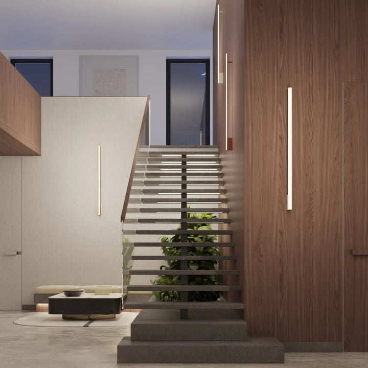 Applique murale lagom 120 rouge ocre avec lumière chaude intégrée et plafonniers linéaires sur escalier minimaliste