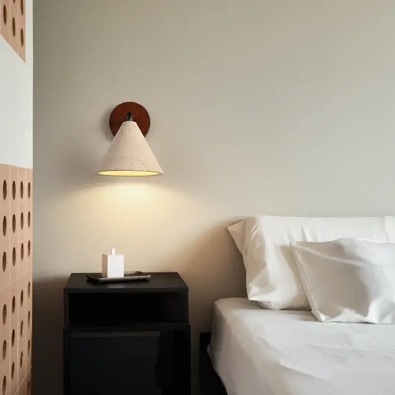 Applique murale design scandinave avec abat jour conique beige