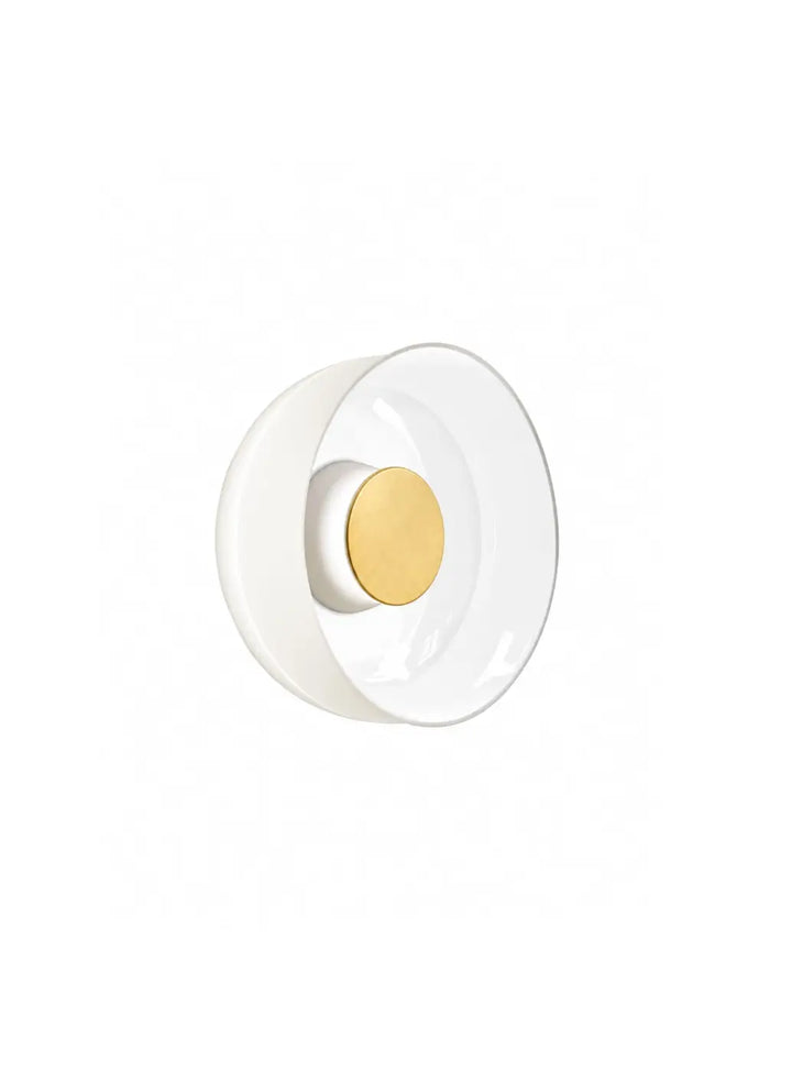Applique murale Totem Pablo Designs en verre opale soufflé 30,5 cm, base blanche et façade laiton