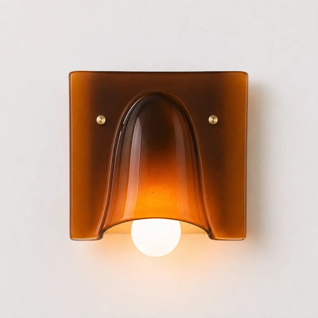 Applique murale kavia en verre sculpté ambre avec design courbé en forme de cloche et fixation double sens en laiton