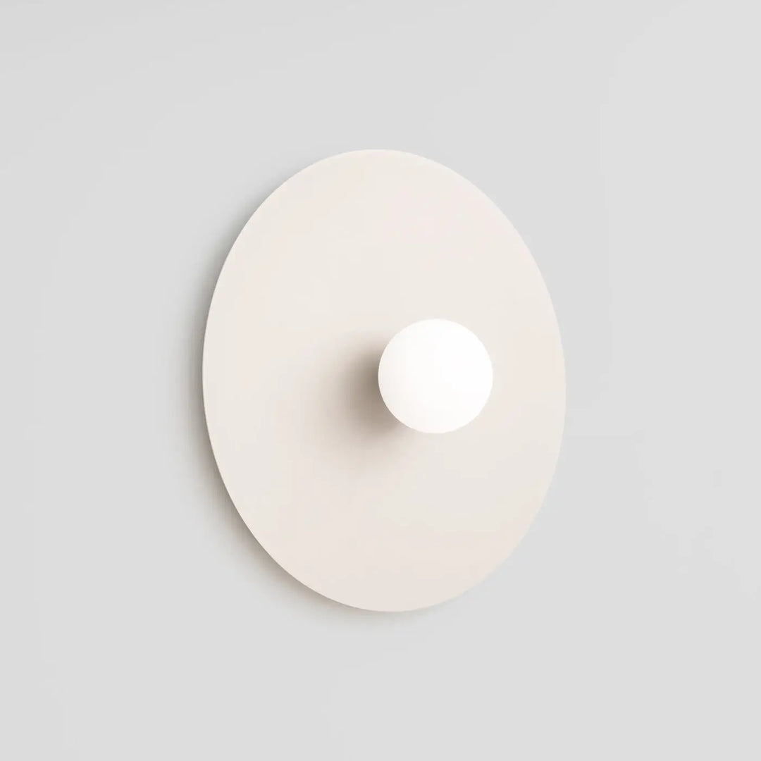 Applique murale beige éteinte, posée au mur
