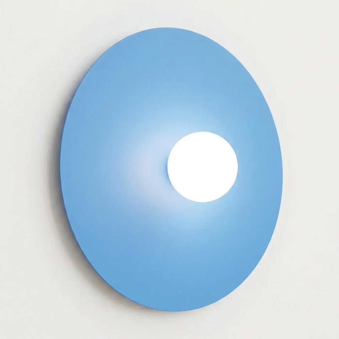 Applique murale bleu clair allumée, détail de la sphère opale